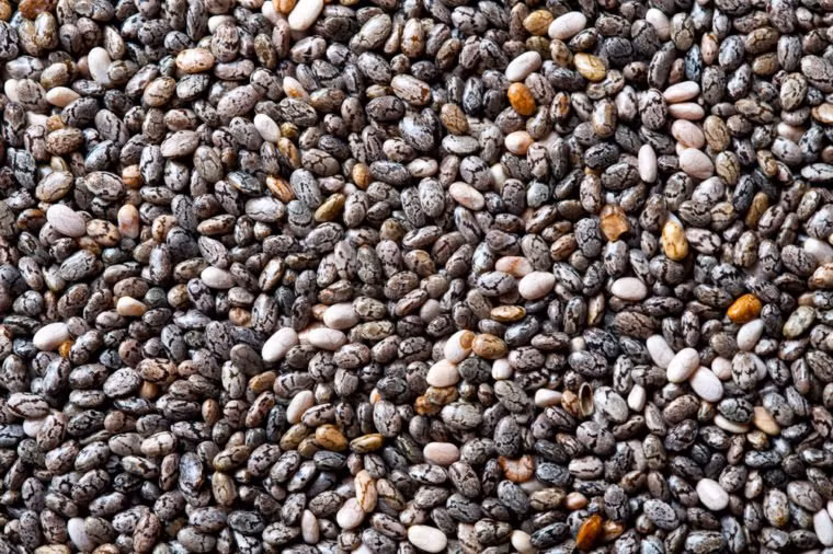 Hạt chia: Thực phẩm này giàu omega-3, chất chống oxy hóa và khoáng chất có nguồn gốc thực vật quan trọng cho tư duy rõ ràng, cải thiện trí nhớ, tâm trạng, nhịp tim và kết cấu da.