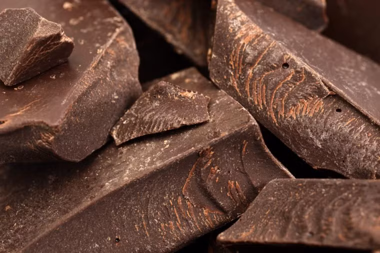 Socola đen có nhiều chất chống oxy hóa, đặc biệt là flavonoid có khả năng bảo vệ da trước tia cực tím từ ánh nắng mặt trời. Từ đó, ngăn ngừa các dấu hiệu lão hóa xuất hiện sớm như nám, tàn nhang, đốm nâu, nếp nhăn, vết chân chim...Ảnh: RD.