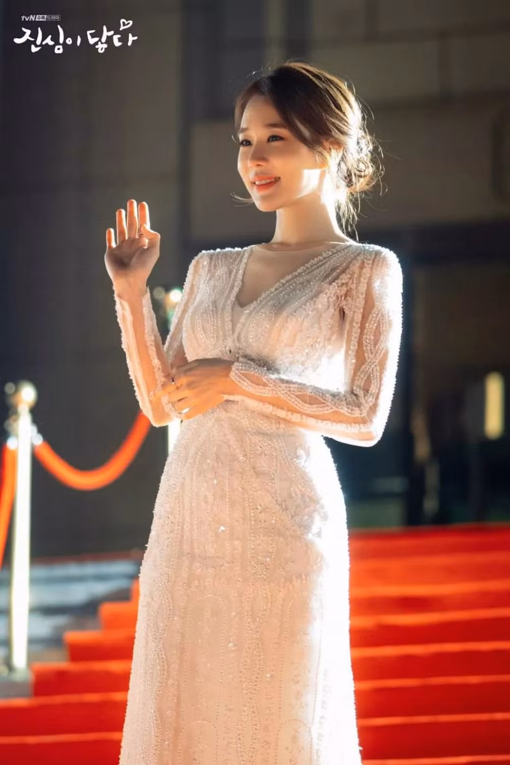 Tham dự sự kiện, mỹ nhân gợi cảm diện váy trắng ren nửa kín nửa hở nhưng vô cùng thanh lịch và nổi bật.