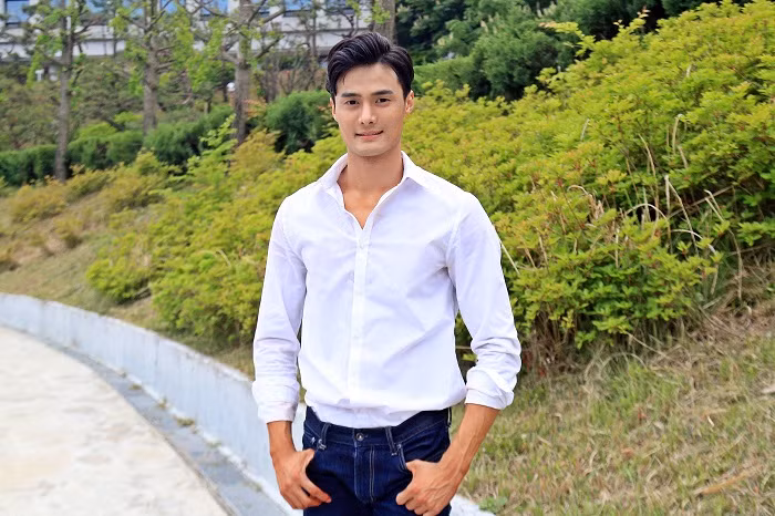 Nam vương Quốc tế cho biết mình yêu thích các môn thể thao mùa đông, đặc biệt là trượt tuyết và trượt ván tuyết.