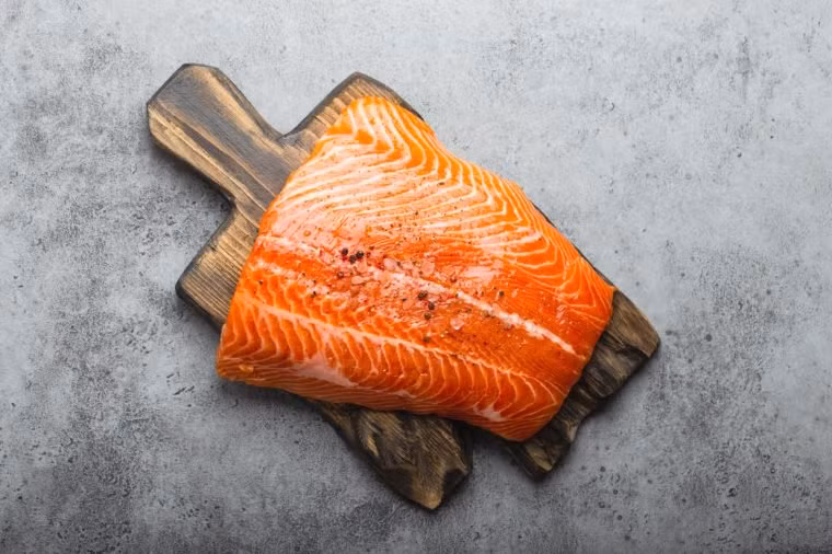 Cá hồi cung cấp axit béo omega-3 cao nhất, rất cần thiết trong việc giảm viêm, nuôi dưỡng não và cải thiện sức khỏe của tim.