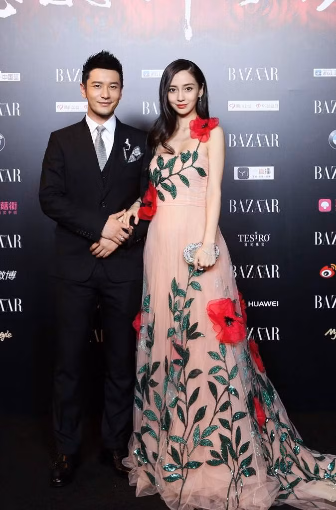 Angelababy diện đầm hoa nổi bật sánh đôi cùng Huỳnh Hiểu Minh tại đêm từ thiện Bazaar.