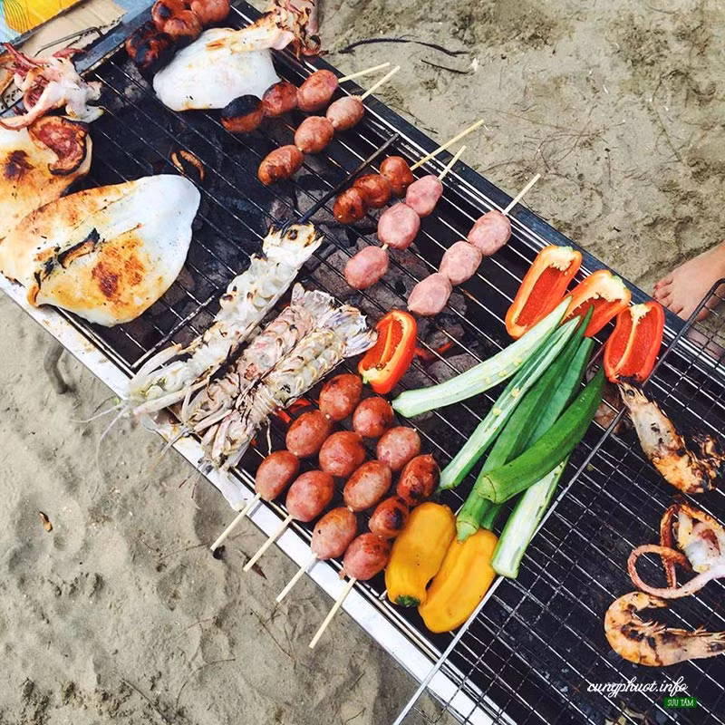 Trên đảo Cái Chiên không có sẵn nhiều thực phẩm nên thường các bạn phải đặt trước để nhà nghỉ chuẩn bị. Không gian trên đảo cũng rất phù hợp để làm tiệc nướng BBQ ngoài bãi biển với nhiều món ngon hấp dẫn. Bạn có thể mua hải sản trên đảo và chuẩn bị một số loại rau củ quả, nấm, xúc xích… mang từ đất liền.