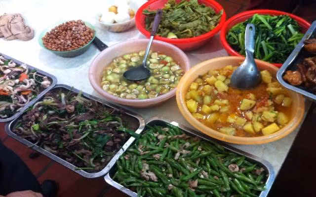 Cơm bình dân: Ngoài những món ăn lạ trên, du khách cũng có thể gọi những món ăn bình dân như rau muống, trứng, thịt kho,...vv. Giá mỗi bữa ăn từ 50.000-80.000 đồng/người. Ảnh: Cùng Phượt, Internet.