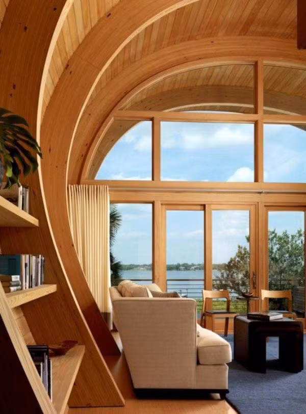 Ngôi nhà có view nhìn ra hồ tuyệt đẹp.