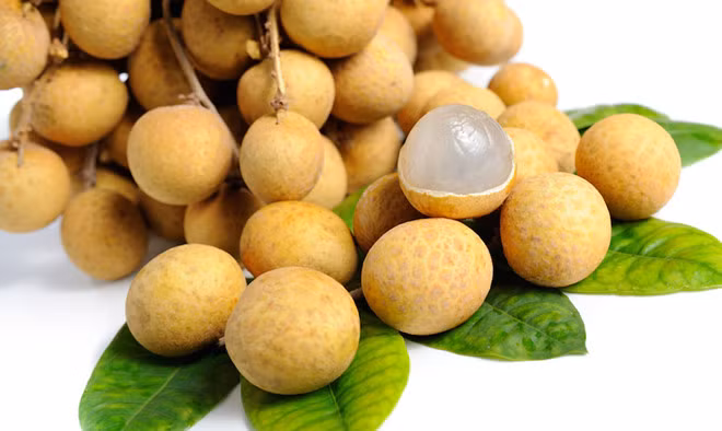 Quả nhãn là loại trái cây được rất nhiều người yêu thích vì vị ngon, ngọt, thơm, nhưng nếu ăn nhiều lại gây ra mụn nhọt, mẩn ngứa, đặc biệt phụ nữ mang thai ăn nhiều nhãn sẽ làm tổn thương thai nhi, dẫn đến sảy thai. Đây chính là trái cây mùa nóng không nên ăn nhiều.