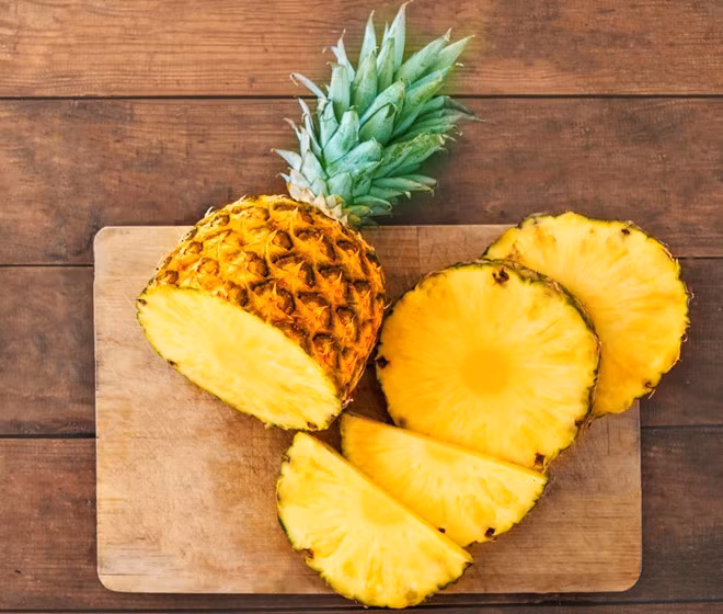 Dứa: Đây là một trong những loại trái cây nhiệt đới chứa hàm lượng vitamin C cao. Tuy nhiên, dứa cũng chứa loại proteinase đặc biệt, có thể làm tăng tính thấm của màng nhầy dạ dày. Do đó, một số người có thể bị đau bụng, ngứa, buồn nôn, đau đầu, thậm chí sốc sau khi ăn dứa, đặc biệt trong thời tiết nắng nóng.
