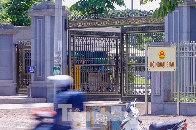 Theo Bộ Xây dựng, nếu áp dụng cơ chế đặc thù cho tất cả các hợp đồng xây lắp, thiết bị thuộc dự án như đề xuất của Bộ Ngoại giao sẽ dẫn tới bất cập trong quản lý dự án, chi phí đầu tư xây dựng, gây thất thoát, lãng phí tài sản, giảm hiệu quả đầu tư. Việc quyết toán các gói thầu thi công dở dang để lập dự án mới không phù hợp với quy định pháp luật. Việc chấm dứt hợp đồng với các nhà thầu đơn phương chấm dứt hợp đồng tại dự án cũng không đơn giản vì sẽ khó phân định trách nhiệm bảo hành, bảo trì công trình xây dựng dở dang. Việc đổi nhà thầu thi công dự án dẫn tới phải tổ chức lựa chọn lại nhà thầu mới sẽ kéo dài tiến độ, làm tăng chi phí đầu tư.
