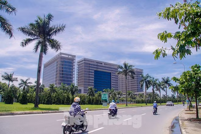 Trụ sở Bộ Ngoại giao tọa lạc ở vị trí đắc địa trên đường Lê Quang Đạo (Hà Nội) ngay nút giao với Đại lộ Thăng Long.