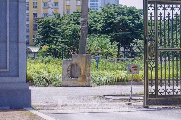 Nhiều hạng mục dang dở, để không. Nhiều đám cỏ dại mọc tùm lum bên trong công trình.