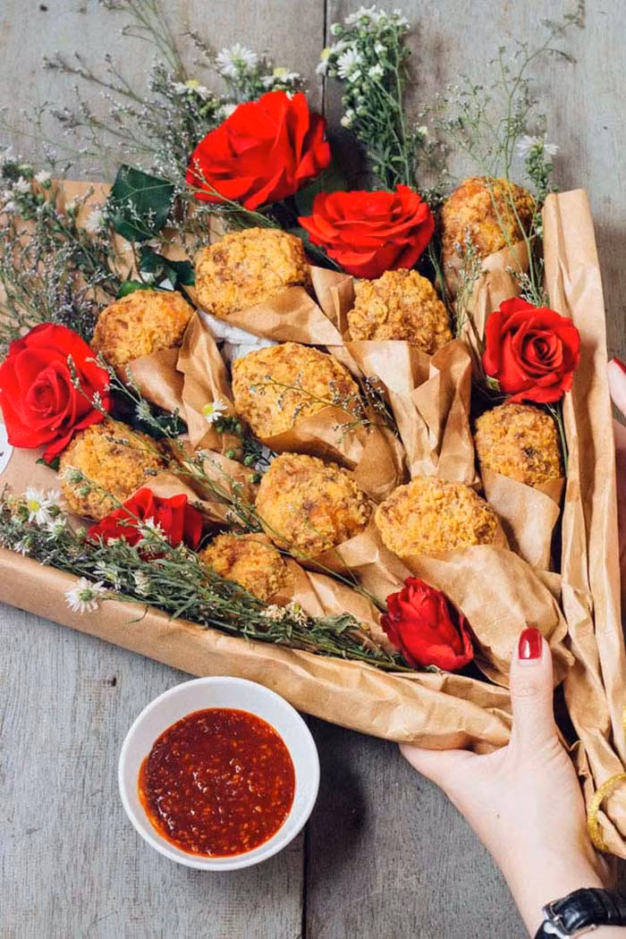 Muốn tạo bất ngờ cho nàng thì bạn có thể tự mua khoai tây chiên, đùi gà, cánh gà rán hay xúc xích mua về nhà tỉ mẩn gói thành bó tặng nàng. 