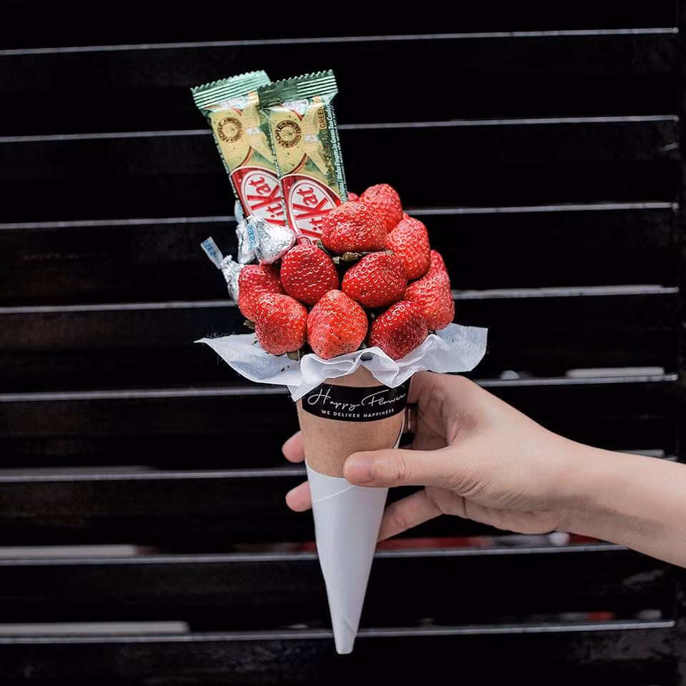 Cây kem ốc quế đặc biệt nhất được làm từ dâu tươi và kẹo KitKat. Ảnh: Foody.