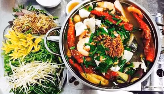 Lẩu mắm: Đây là một món ăn đã gắn bó với Cần Thơ từ bao năm qua và được xem là một món đặc sản miền Tây mà thực khách không nên bỏ lỡ. Nguyên liệu của món ăn này chính là từ mắm sạch hay là mắm cá linh ở vùng Châu Đốc – An Giang.