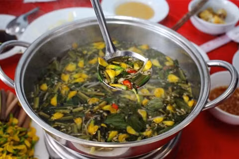 Lẩu cá linh bông điên điển: Thịt cá trắng béo ngậy kết hợp với vị chua thanh của nước dùng, màu vàng tươi của bông điên điển tạo sự hấp dẫn cho món ăn này.