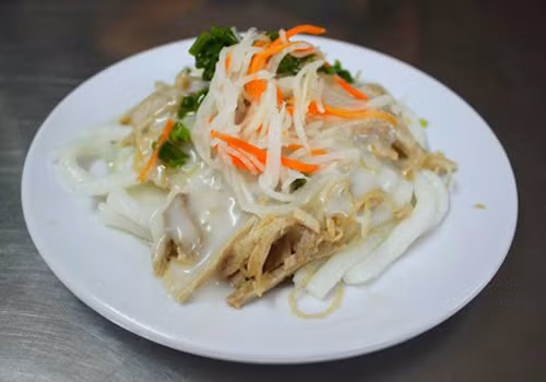 Ngon nhất không thể không kể đến phần "topping" bên trên, nào là đậu phộng rang, hành phi, mỡ hành, đồ chua… điểm tô đầy đủ sắc vị cho món. Trộn đều để từng sợi bánh quyện vào nước dừa, chan nước mắm tỏi ớt, lót kèm rau sống thế là đã tạo nên một hương vị hấp dẫn khó cưỡng.