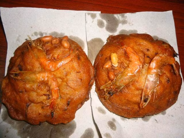 Bánh giá: Món ăn chơi quen thuộc của miền Tây này có khá nhiều tranh cãi về cách gọi tên. Có người cho rằng vì làm từ nguyên liệu là giá nên gọi là bánh giá, nhưng có người cho rằng bánh được chiên trên vá nên phải gọi là bánh vá.