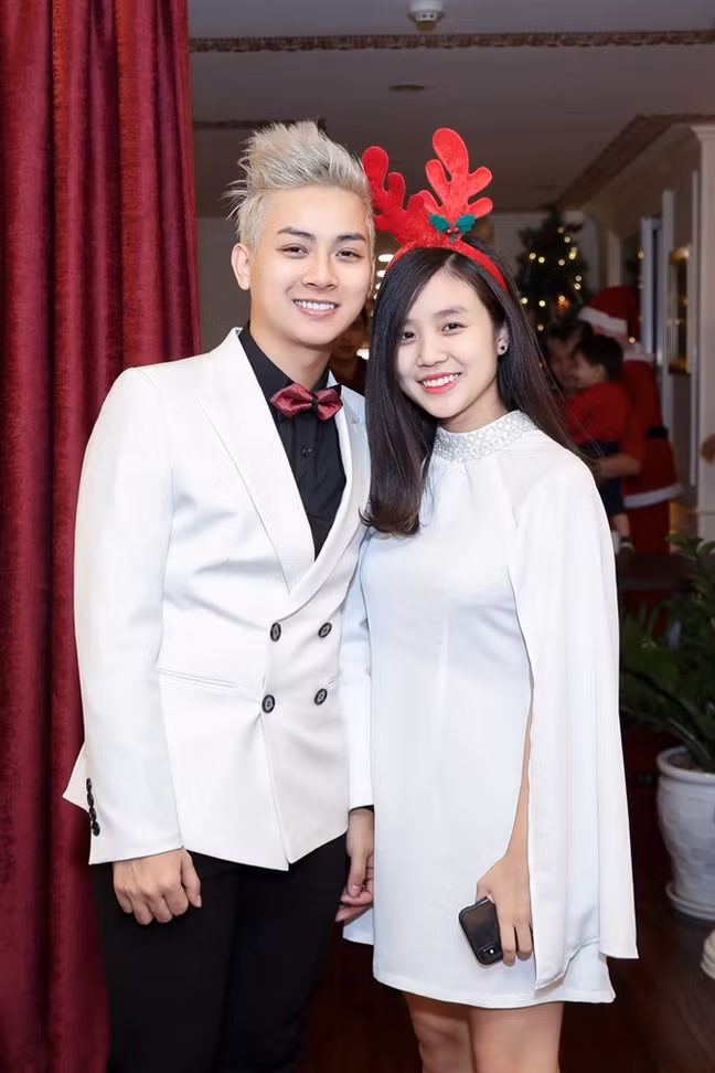 Dường như đi đâu cùng nhau, họ cũng chuộng cách ăn mặc đồng điệu về màu sắc.