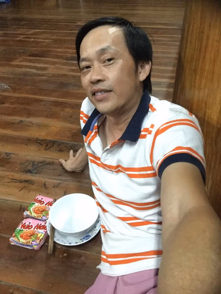 Khi không đi diễn, nam nghệ sĩ cũng chăm mặc các kiểu áo phông đơn giản.