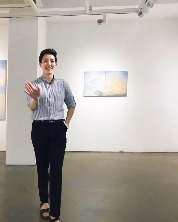 Với phong cách thời trang lịch lãm và gương mặt điển trai, nhiều người còn lầm tưởng anh là người mẫu.