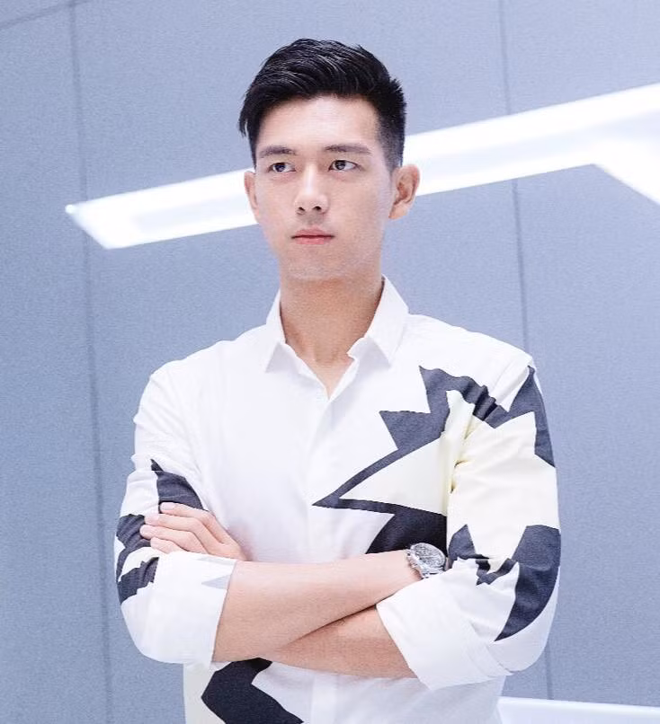 Dù chỉ diện áo sơ mi đơn giản nhưng anh chàng vẫn toát lên thần thái cực sang.