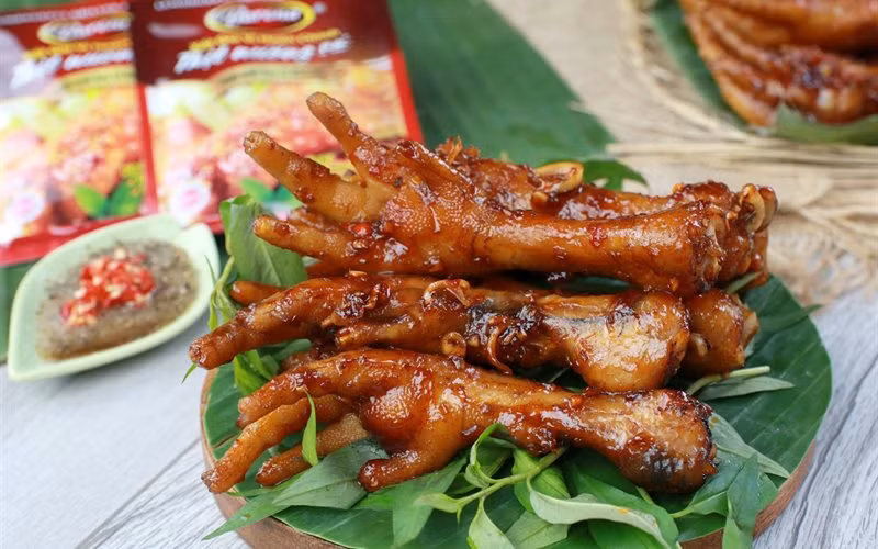 Những ngày mát trời thế này, cảm giác ngồi bên bếp than hồng nghe tiếng xèo xèo của chân gà nướng cùng mùi thơm tỏa ra, thú vị không kém việc thưởng thức. Từng chiếc chân với phần da dai giòn, thịt và gân bên trong chín tới rất vừa vặn, chấm với nước chấm mằn mặn chua cay có mùi quất sẽ làm cho dạ dày của bạn ấm nóng lên vì thích thú.