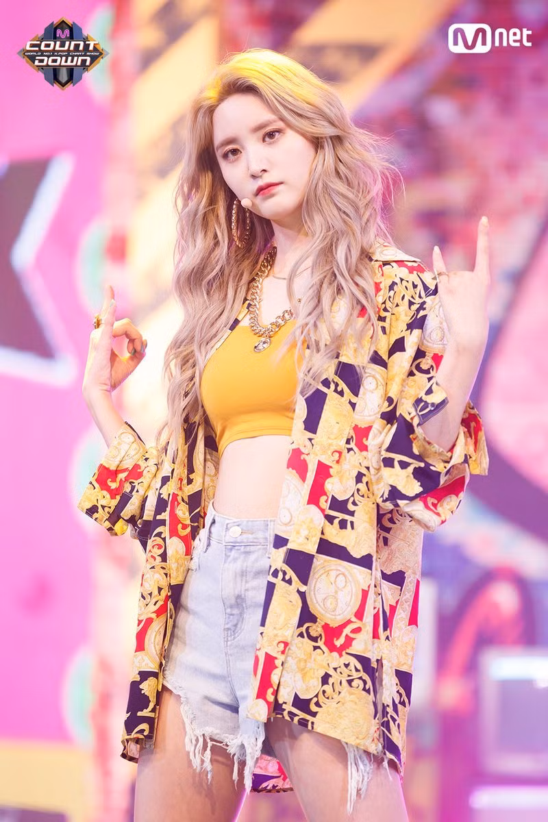 Lợi thế ngoại hình giúp cô nàng sinh năm 1995 dễ dàng theo đuổi phong cách sexy chung của nhóm.