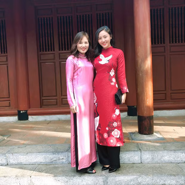 Nữ ca sĩ Văn Mai Hương cũng diện áo dài đỏ đi cầu may đầu năm.