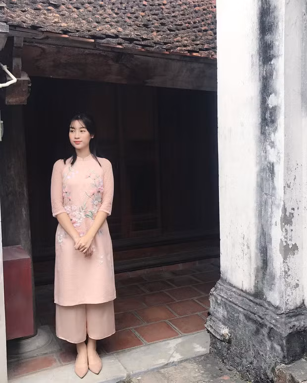 Thời trang du xuân của Hoa hậu Đỗ Mỹ Linh là áo dài cách tân màu hồng nude nhã nhặn.