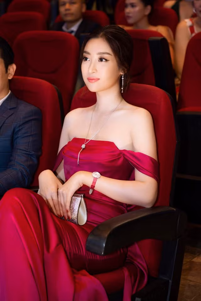 Trong hình, Mỹ Linh khoe vai trần gợi cảm với mẫu váy cúp ngực và tạo điểm nhấn cho tổng thể bằng chiếc clutch thương hiệu Dior.