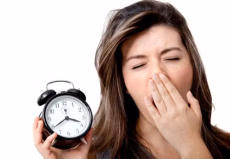 Đi ngủ muộn: Thói quen xấu buổi tối này không chỉ khiến cho sức khỏe bạn bị giảm sút trầm trọng, mà nó còn là nguyên nhân hàng đầu gây ảnh hưởng xấu đến vẻ đẹp của làn da: lão hóa, nám, tàn nhang, mụn, nếp nhăn…