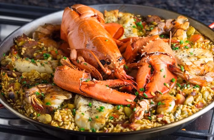 Cơm Paella cũng là một trong những món ngon khó cưỡng ở Tây Ban Nha. Món ăn này có nguồn gốc từ vùng Valencia. Cơm Paella được chế biến như 1 món cơm thập cẩm gồm gạo trắng nấu thành cơm, sau đó hòa quyện với rau xanh, đậu, hải sản và thịt vô cùng bắt mắt,… Tùy theo khẩu vị của bạn mà có thể yêu cầu đầu bếp thêm bớt nguyên liệu.