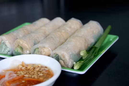 Bì cuốn Bến Tre: Nếu bạn muốn thưởng những món cuốn thì miền Tây chính là quê hương và xứ sở của món ăn này. Trong đó bì cuốn là một đại diện tiêu biểu trong những món ăn tinh túy đó. Từ một món ăn vặt được nhiều bạn trẻ biết đến thì cho đến nay đã trở thành đặc sản không thể bỏ qua khi tới Bến Tre.