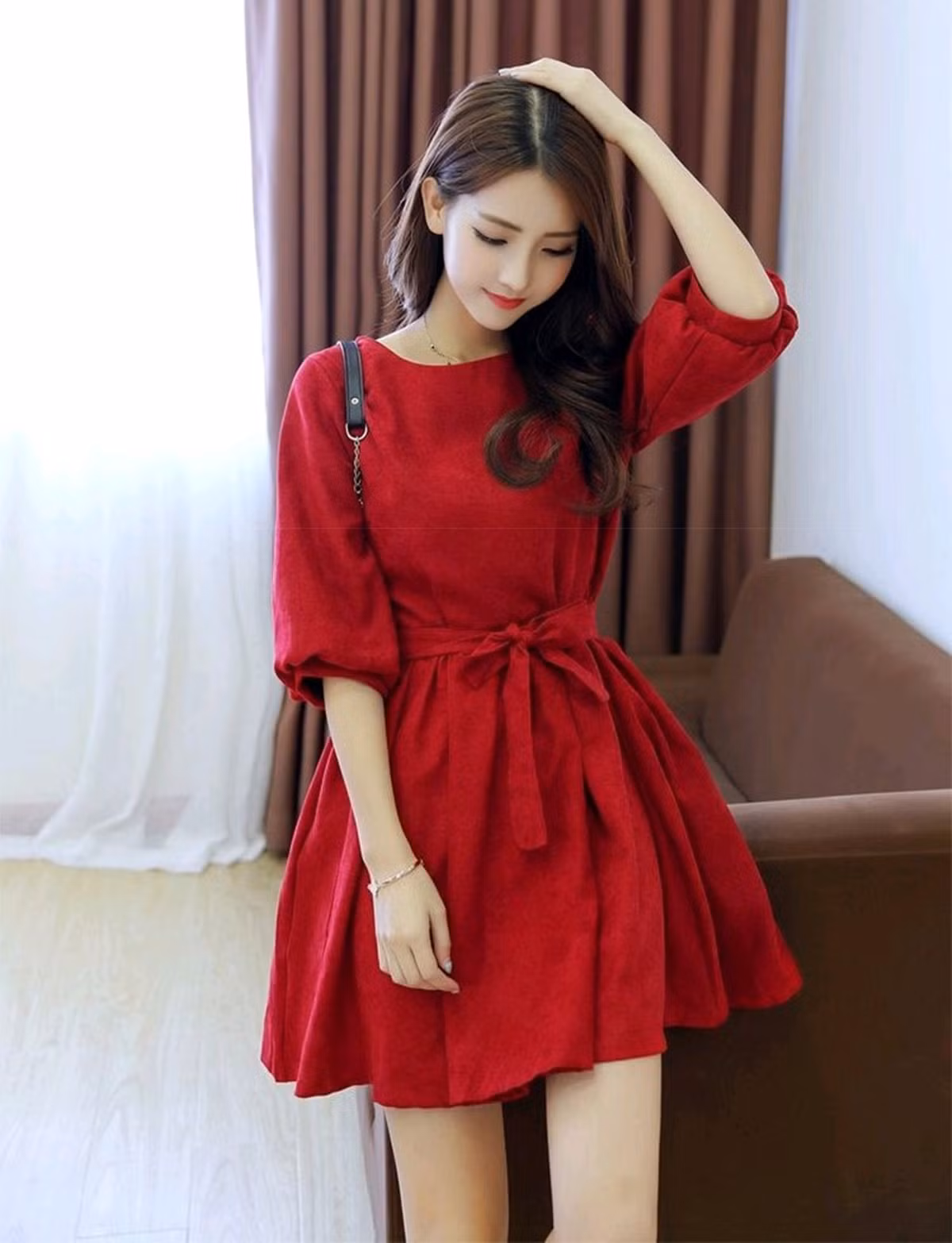 Trang phục màu đỏ: Màu đỏ là gam màu quyền lực đem đến vẻ đẹp quyến rũ tự tin và vô cùng nổi bật cho phái đẹp. Đây cũng chính là màu trang phục lý tưởng nhất để các cô nàng thể hiện sức cuốn hút của bản thân cho buổi hẹn hò lãng mạn trong ngày lễ Tình nhân.