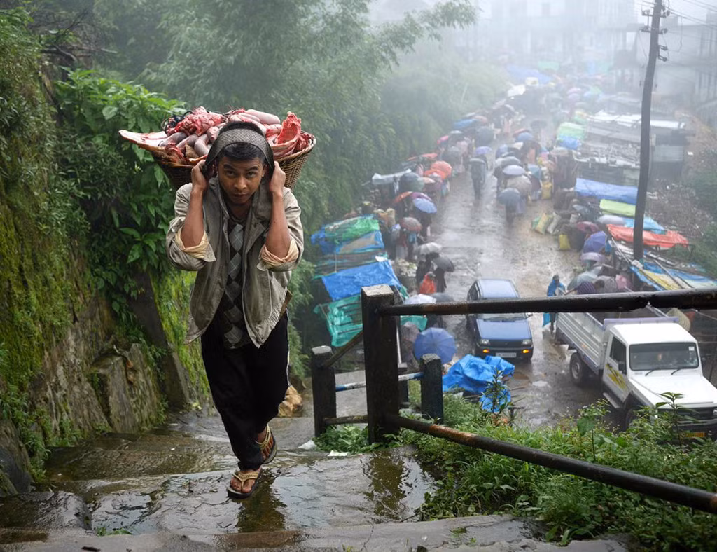 2. Làng Cherrapunji, Ấn Độ: Cách Mawsynram chừng 15 km là ngôi làng Cherrapunji, nơi xếp thứ 2 trong danh sách những địa điểm ẩm ướt nhất thế giới. Cherrapunji sở hữu lượng mưa hàng năm là 11.777 mm, cũng nằm tại bang Meghalaya. Khu vực này nằm ở độ cao 1.376 m so với mực nước biển. Những cơn mưa tại đây được tạo ra từ gió mùa xuất phát ở vịnh Bengal. Ảnh: Theatlantic.