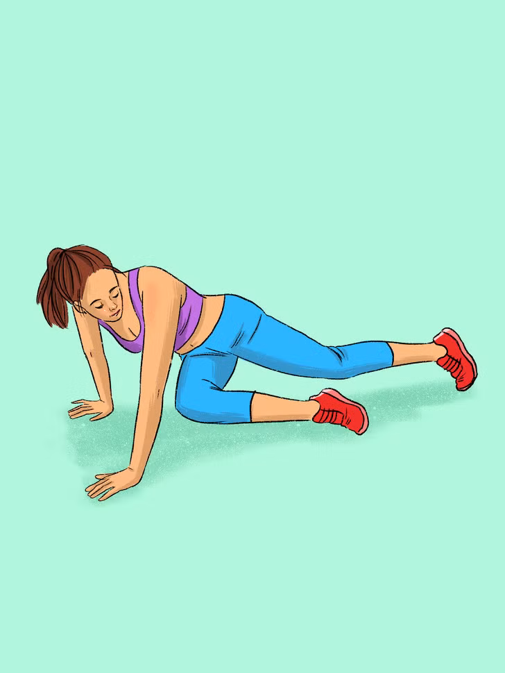 Plank rút gối vặn người: Động tác này tốt cho vùng lưng và chân. Ở tư thế plank, rút gối lên cao đưa sang phía đối diện, đồng thời, vặn nghiêng người. Lặp lại động tác 20 lần mỗi bên. Ảnh: BS.