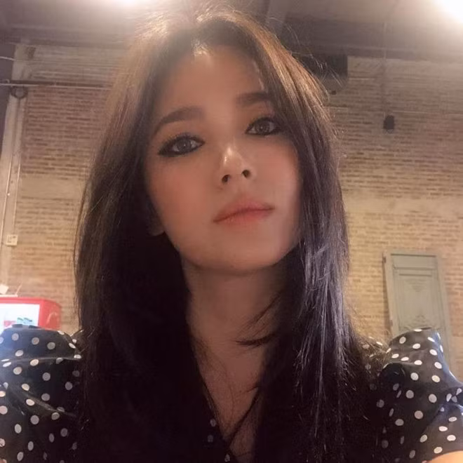 Không còn make-up nhẹ nhàng, thuần khiết quen thuộc, Song Hye Kyo thay đổi phong cách trang điểm sắc sảo hơn sau đệ đơn ly hôn với Song Joong Ki.