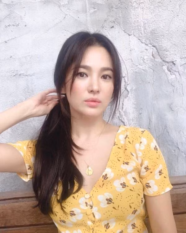 Kiểu vẽ viền mắt đậm kết hợp với phấn má và son môi tone sáng khiến diện mạo của người đẹp trông sắc sảo hơn. Không chỉ vậy, mỹ nhân họ Song còn nối tóc dài và ép thẳng mượt.