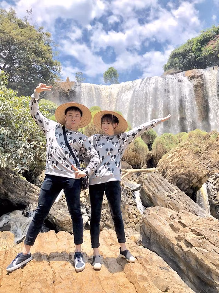 Cả hai cùng diện áo họa tiết mặt chuột Mickey cực dễ thương. Ảnh: FBNV.