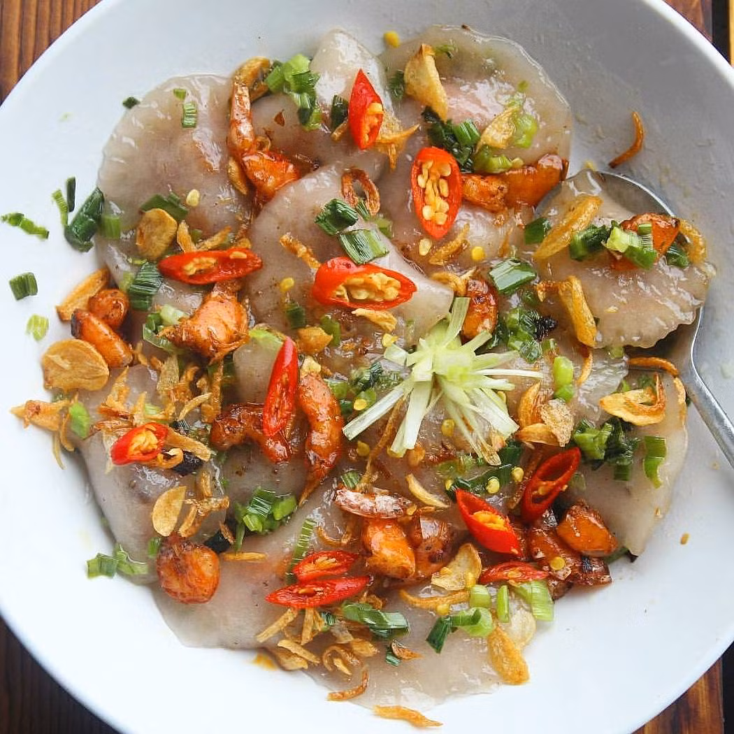 Bánh quai vạc nhìn giống bánh bột lọc, cũng có màu trắng trong và nhân tôm. Cách làm cũng tương tự, đó là bột mì tinh nhồi thật dẻo, cán mỏng, cho nhân tôm, thịt xào đậm, tiêu, đường.
