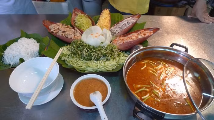 Lẩu thả ban đầu có xuất xứ từ món bún thả, được các bà các mẹ gánh đi bán khắp các ngõ hẻm vạn chài ở Phan Thiết. Món ăn gồm rất nhiều thành phần như thịt luộc, trứng rán, cá mai, xoài thái chỉ, rau sống, bắp chuối... tất cả thái nhỏ, bày đẹp mắt trong bát rồi chan nước dùng.
