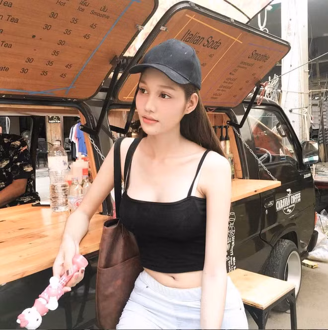 Người đẹp chuyển giới thường xuyên diện những trang phục hở rốn khoe vòng "eo con kiến".