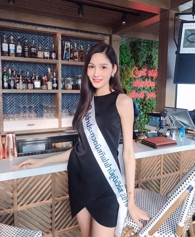 Nhan sắc xinh đẹp của mỹ nhân chuyển giới khiến nhiều người không thể rời mắt.