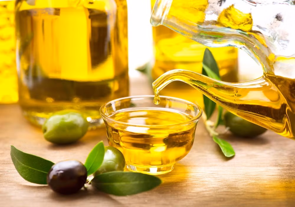 3. Dầu ô liu tự nhiên chứa 70 % axít béo không bão hòa đơn. Chất phenol có trong dầu ô liu có đặc tính kháng viêm cao giúp cơ thể kháng khuẩn hiệu quả. Dầu ô liu giúp làm giảm sự tích tụ cholesterol LDL- cholesterol xấu, tăng lượng cholesterol HDL - cholesterol tốt trong máu, giúp chống lại các nguy cơ liên quan đến ô nhiễm không khí, làm giảm đáng kể một số bệnh liên quan đến huyết áp, tim mạch và phổi.