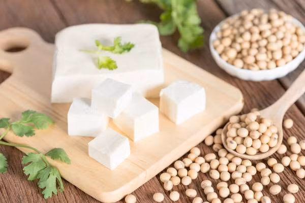 Đậu phụ không có serotonin trực tiếp nhưng nó chứa ba hợp chất là tryptophan, isoflavone và carbohydrate phức tạp có vai trò chính trong sản xuất hormone này. Đậu phụ là một nguồn protein thực vật tuyệt vời. Một chén đậu phụ mang lại khoảng 89% lượng tryptophan.
