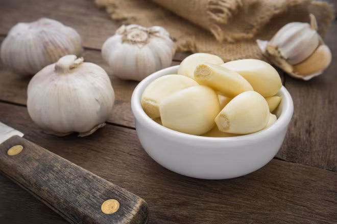Tỏi chứa allicin, một hợp chất hóa học đặc biệt có tác dụng giảm cholesterol, ngăn ngừa chứng máu vón cục.
