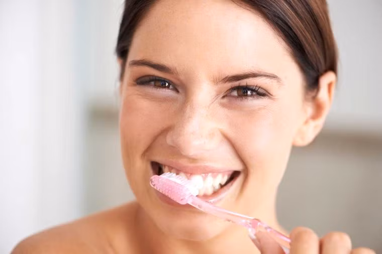 Chỉ đánh mặt trước của răng: Mọi người thường tập trung vào mặt trước của răng với mục tiêu răng trắng sáng và bỏ quên mất mặt sau của răng. Tại mặt sau cũng là nơi cư ngụ lý tưởng cho mảng bám và thức ăn. Không thiên vị bất cứ chỗ nào, cả mặt trước, mặt sau và hai bên răng đều cần được vệ sinh sạch sẽ.