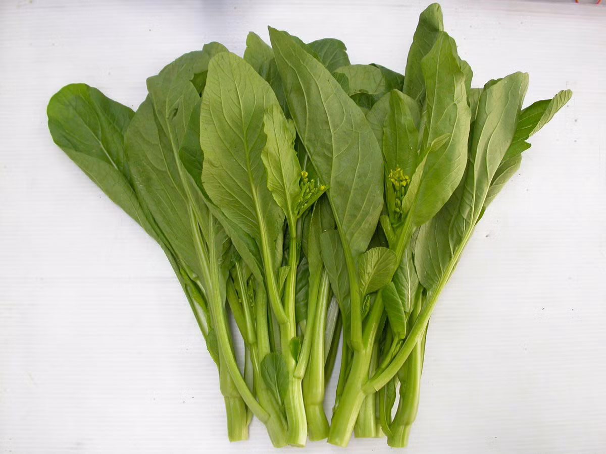 Cải xanh: Cải xanh là nguồn cung cấp vitamin K tuyệt vời, giúp tăng cường khả năng nhận thức và cải thiện trí nhớ. Trái cam: Trong cam có nhiều vitamin A, B1, C, các khoáng chất cần thiết cho não, có tác dụng làm tinh thần minh mẫn, hưng phấn, chống lại sự căng thẳng, mệt mỏi.