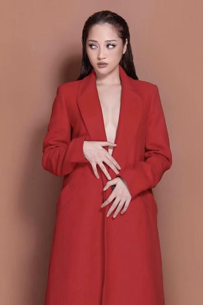 Bảo Anh diện áo khoác dài không nội y gây "nhức mắt".