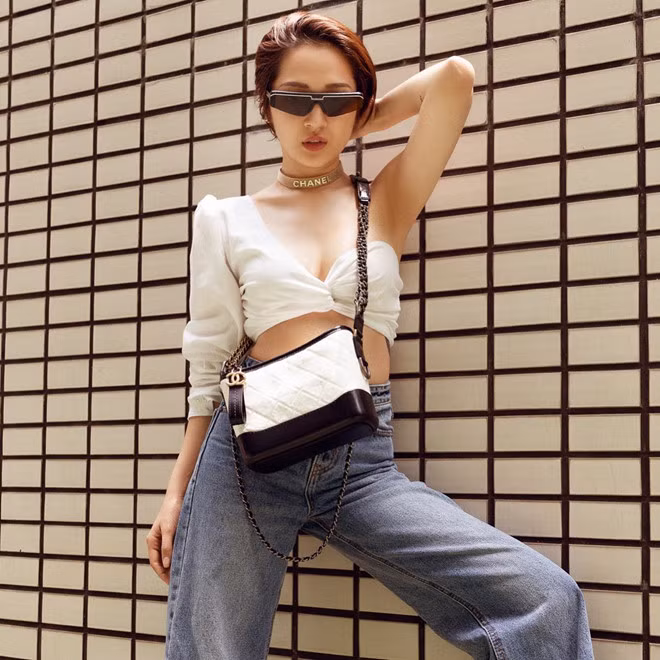 Kể từ ngày cắt phăng đi mái tóc dài, nữ ca sĩ dần chuyển sang gu ăn mặc cá tính, táo bạo và quyến rũ hơn hẳn.