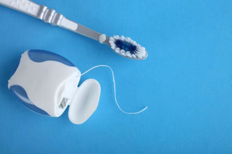 Xỉa răng bằng chỉ nha khoa mỗi ngày một lần: Theo nha sĩ, việc xỉa răng ngăn ngừa mất xương và sâu răng trong hốc răng mà bàn chải đánh răng không thể với tới.